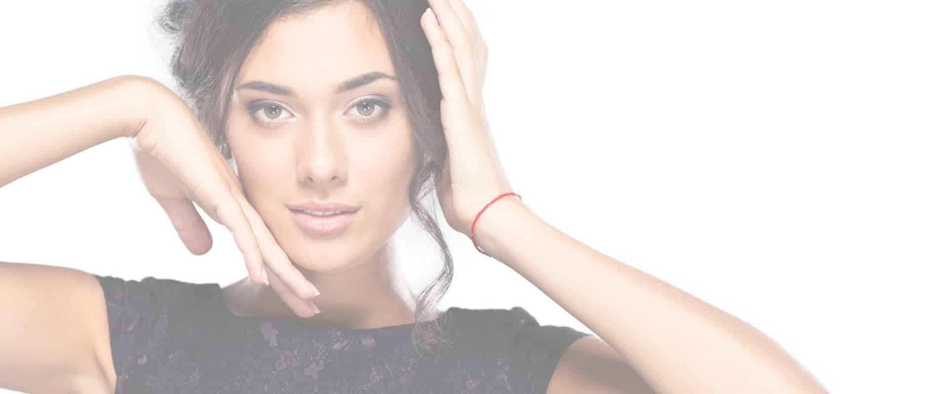 Portrait einer Frau mit gepflegter, strahlender Haut