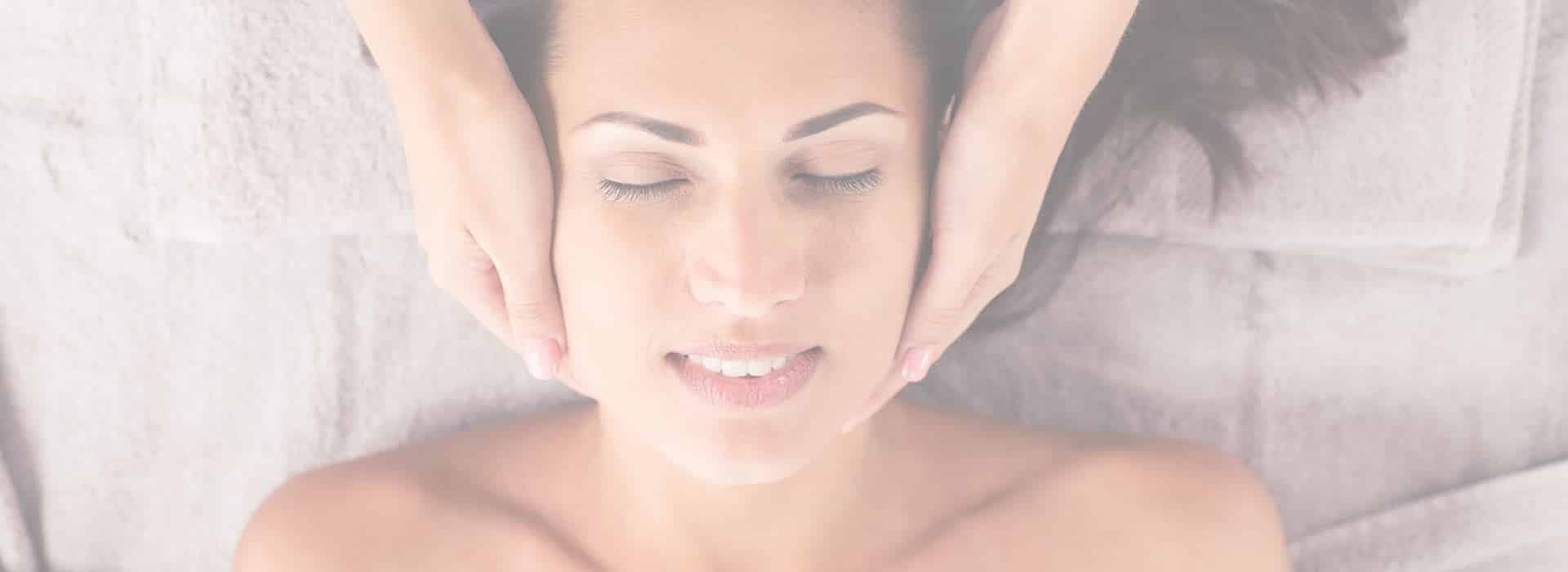 Entspannende Gesichtsmassage bei einer Kosmetikbehandlung
