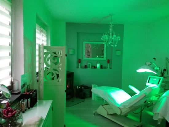 Behandlungsraum in grünem LED-Licht im Magnolia Kosmetikstudio Obertshausen